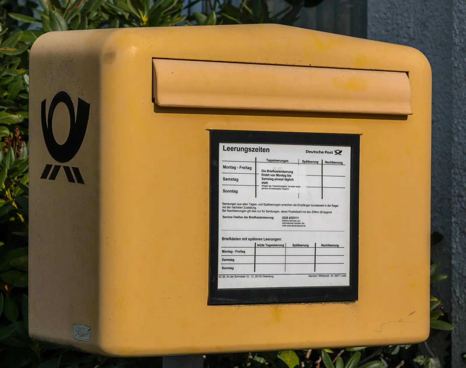 Ein gelber Briefkasten der Deutschen Post (Symbolbild)