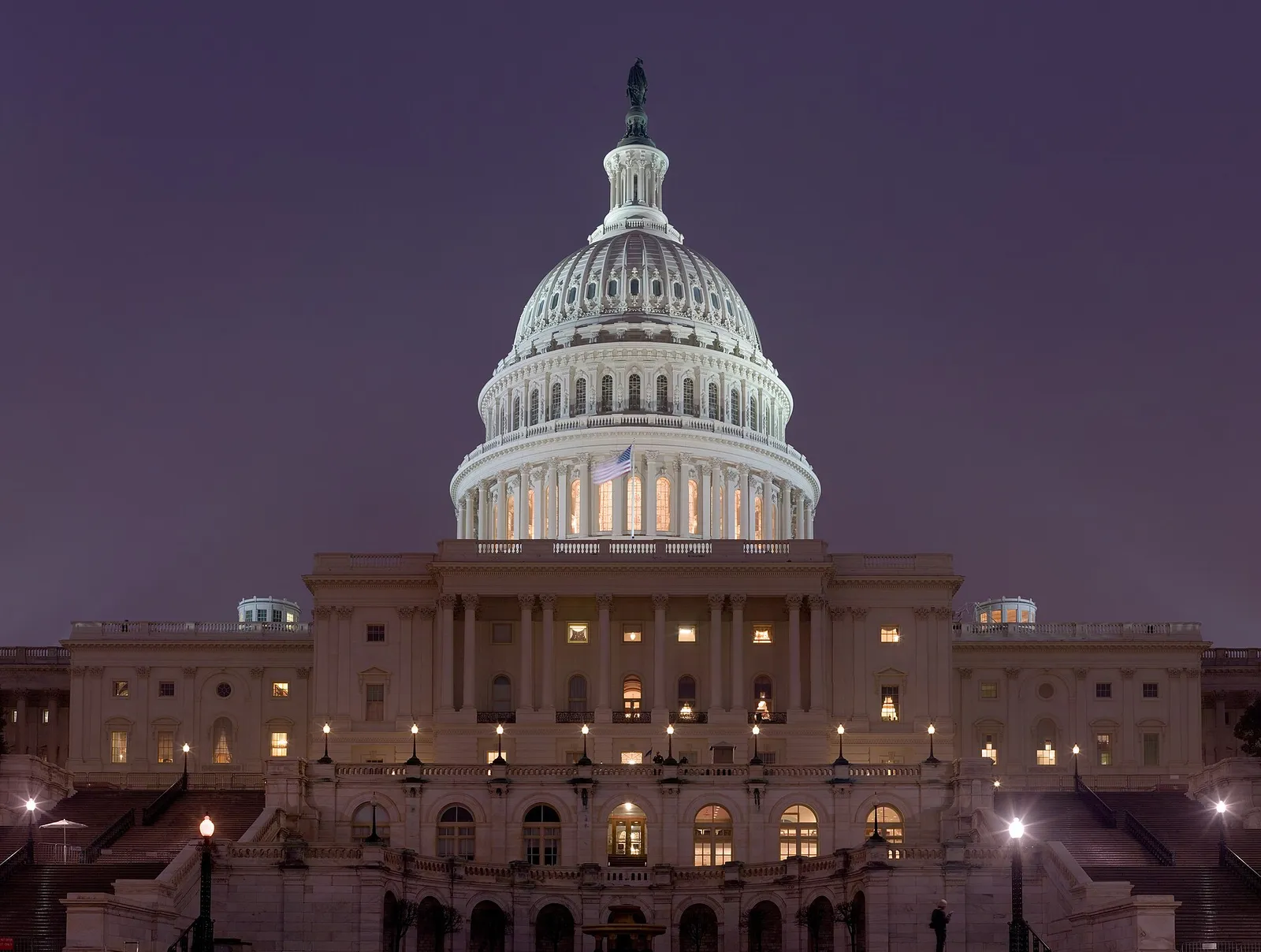 Das US-Kapitol in Washington bei Nacht (Symbolbild)