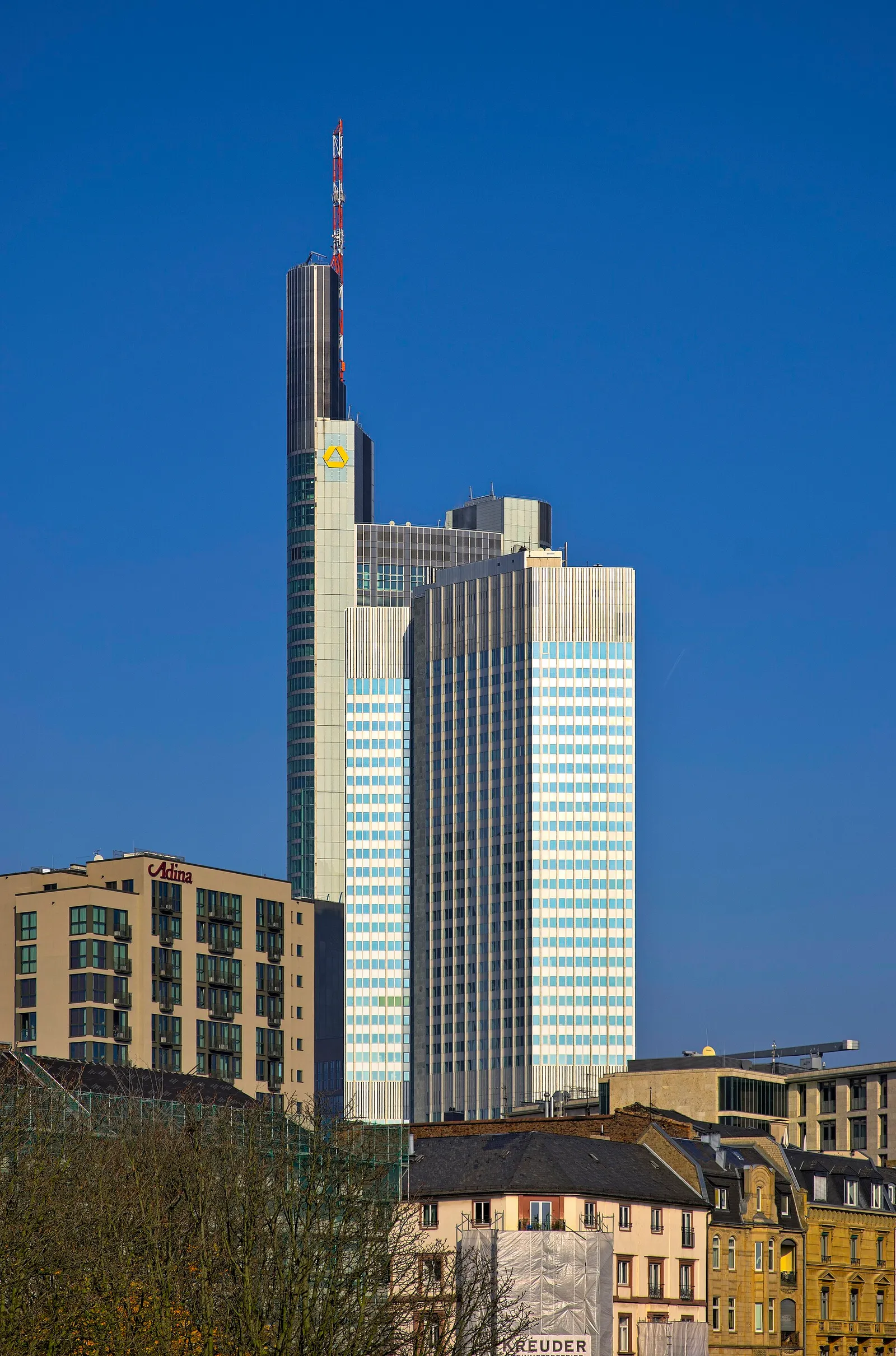 Die Frankfurter Skyline mit dem Commerzbank-Tower