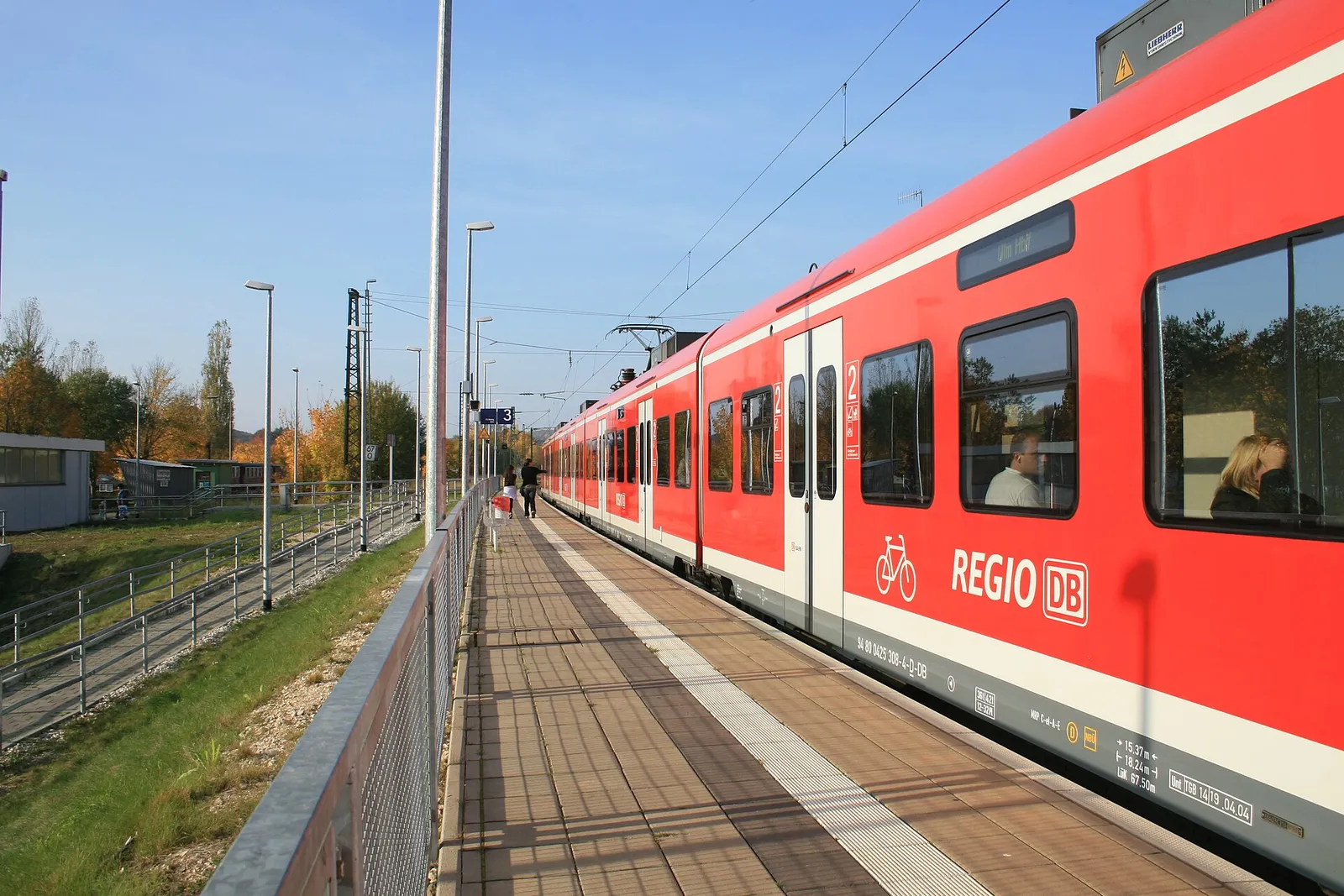 Ein Regionalzug an einem Bahnsteig (Symbolbild)