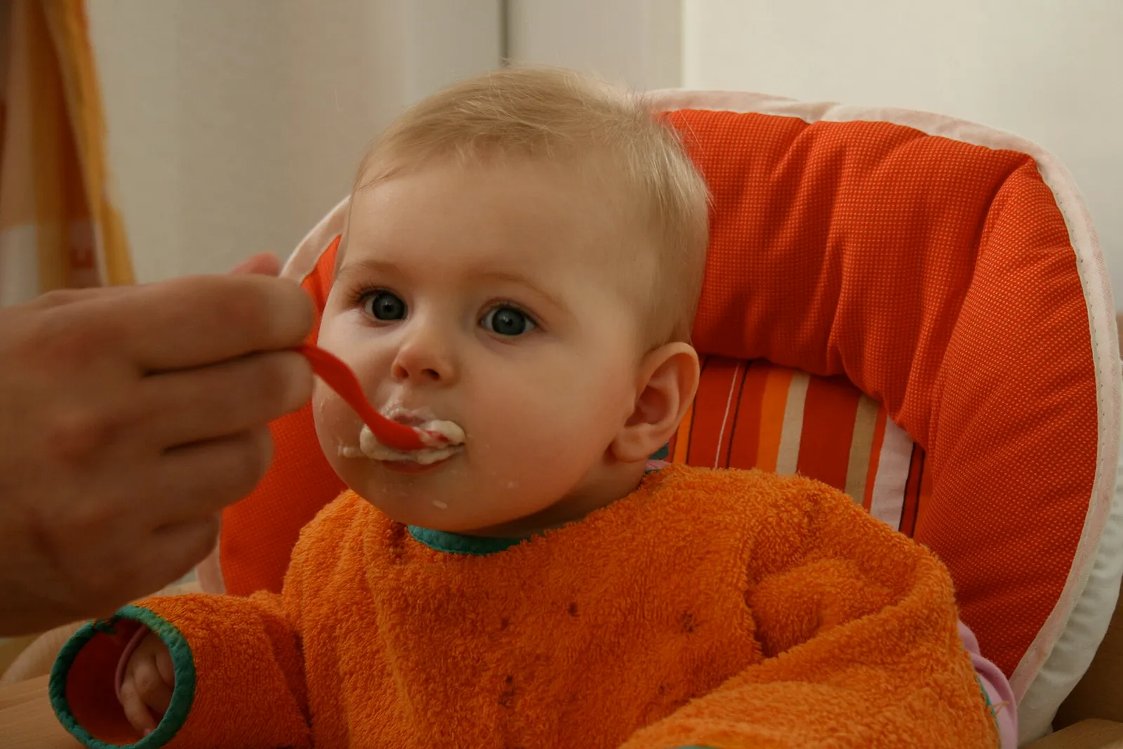 Ein Baby beim Essen (Symbolbild)