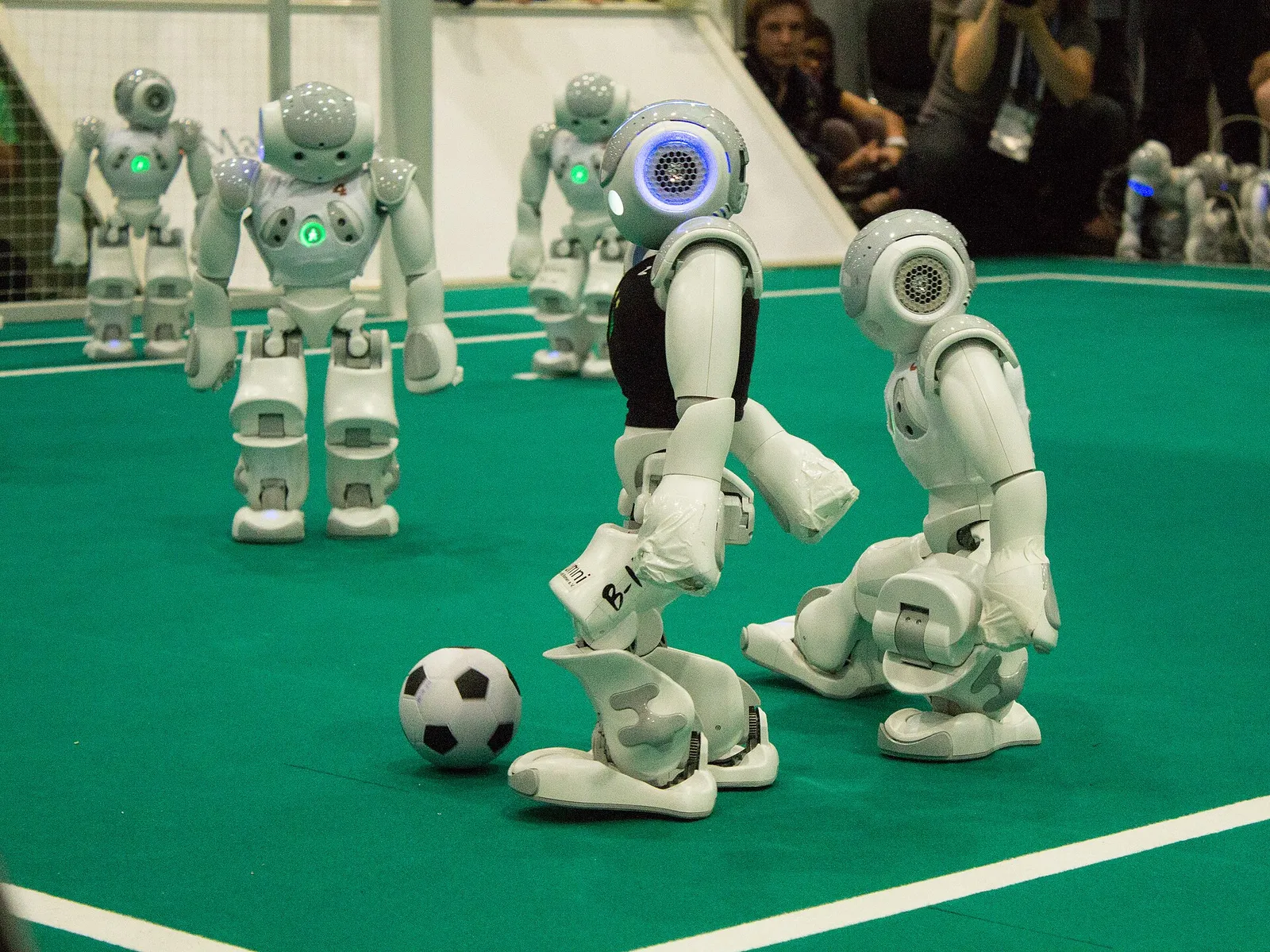 Fußballroboter bei einem RoboCup-Wettbewerb (Archivbild)
