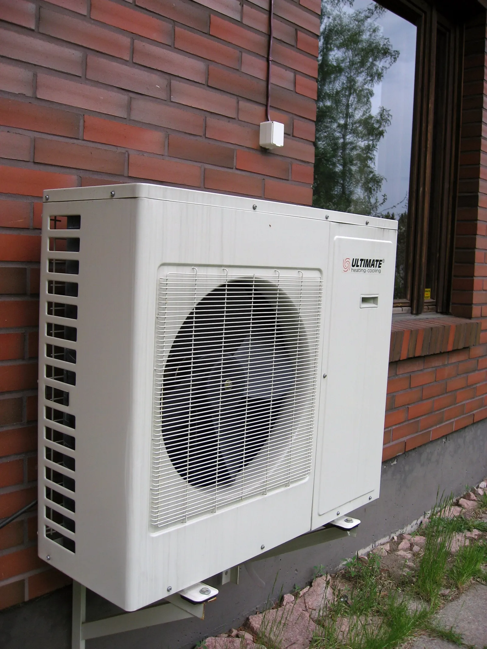 Das Außengerät einer Wärmepumpe an einer Hauswand (Symbolbild)