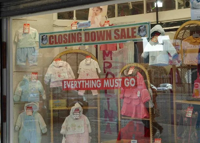 Schild mit der Aufschrift „Closing Down Sale“ in einem Schaufenster (Symbolbild)