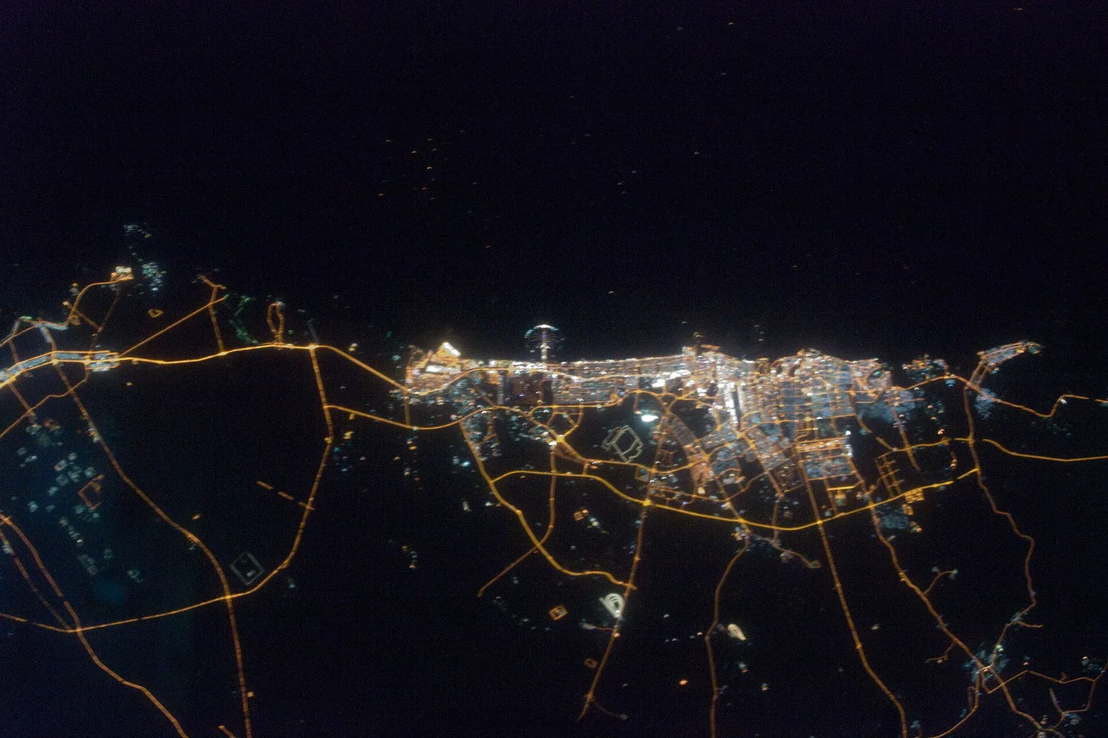 Eine hell erleuchtete Großstadt bei Nacht (Symbolbild)