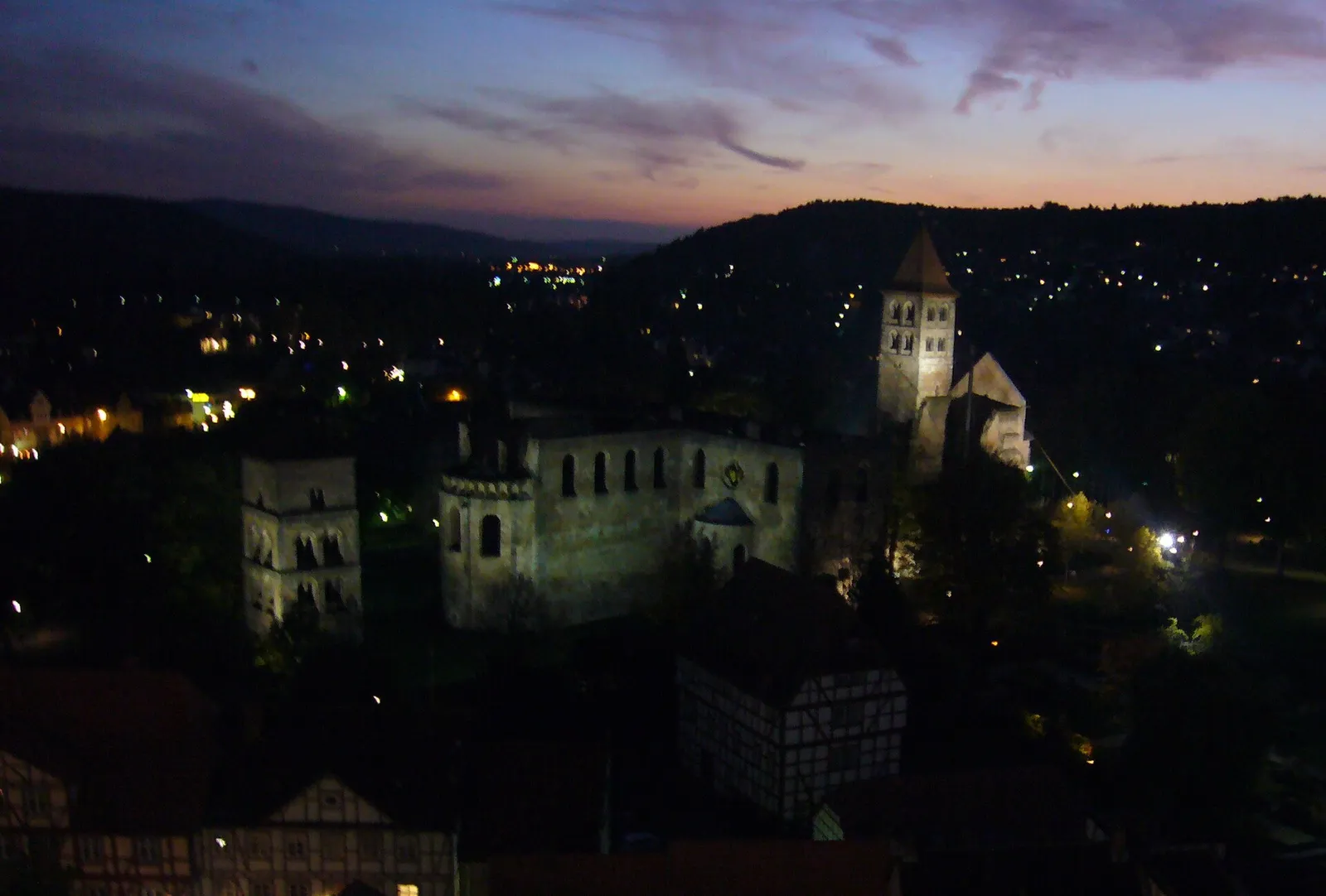 Die beleuchtete Stiftsruine in Bad Hersfeld bei Nacht (Archivbild)