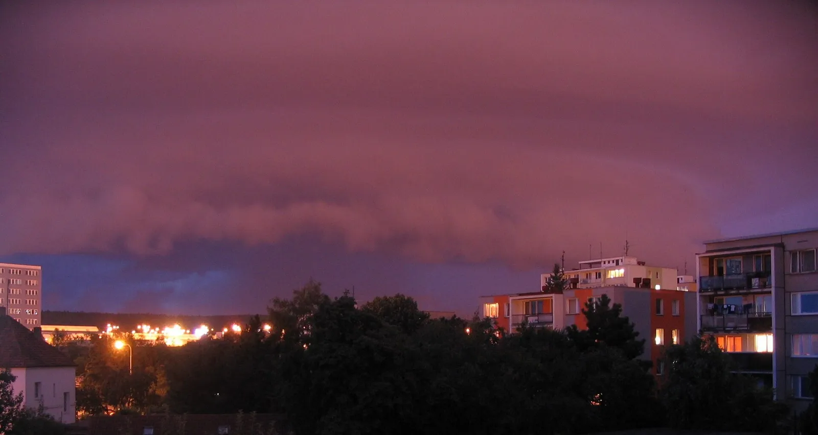Blitze über einer Stadt bei Nacht (Symbolbild)