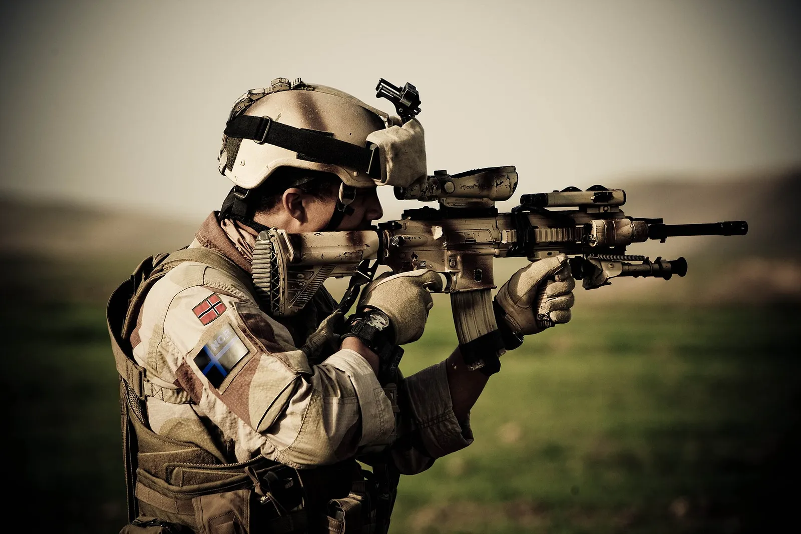 Ein Soldat mit einem Sturmgewehr des Typs HK416 von Heckler & Koch
