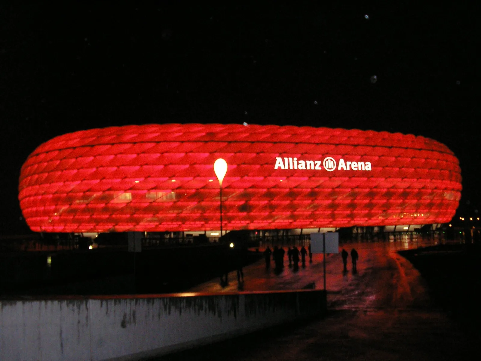 Die beleuchtete Allianz Arena in München (Archivbild)