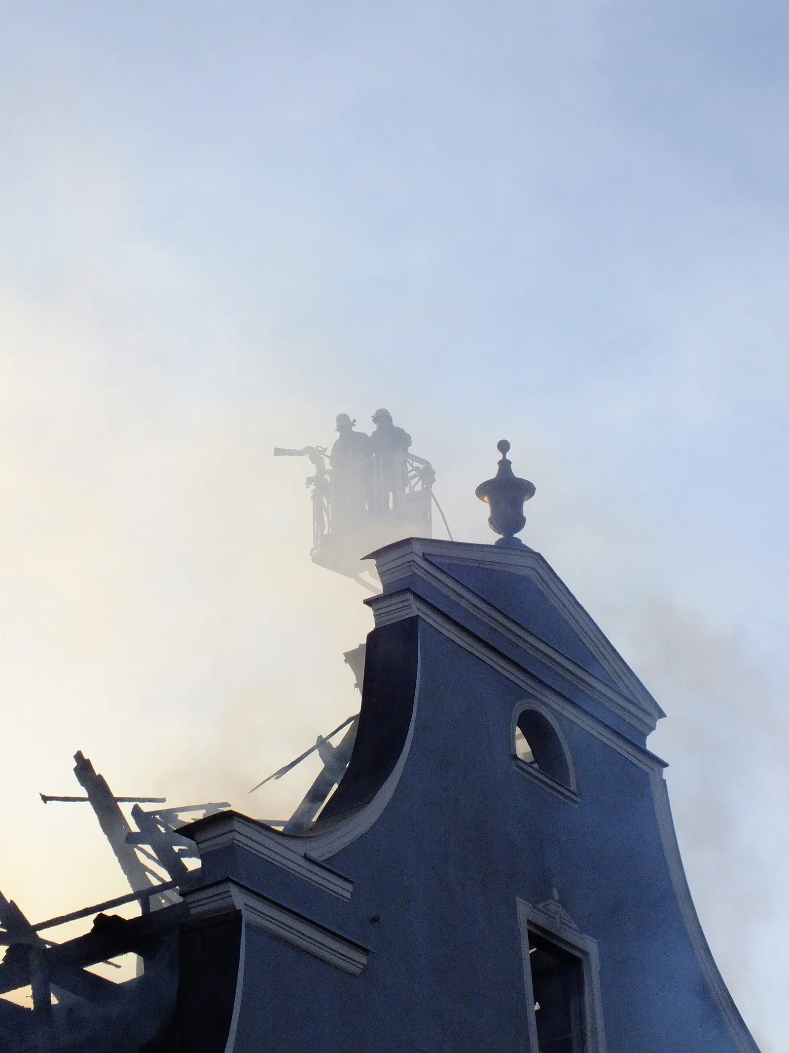 Feuerwehr bei einem Gebäudebrand (Symbolbild)