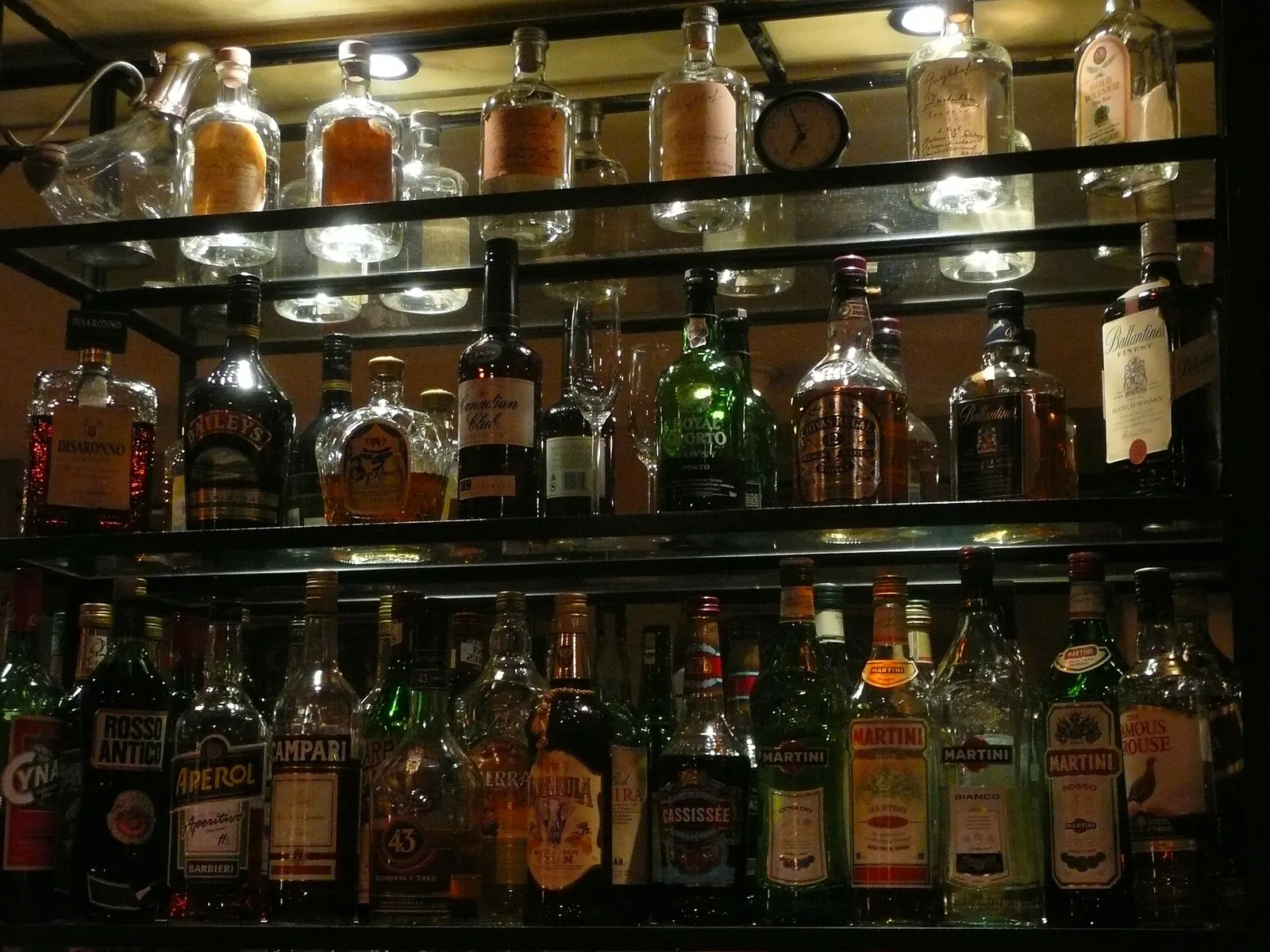 Flaschen mit Spirituosen in einer Bar