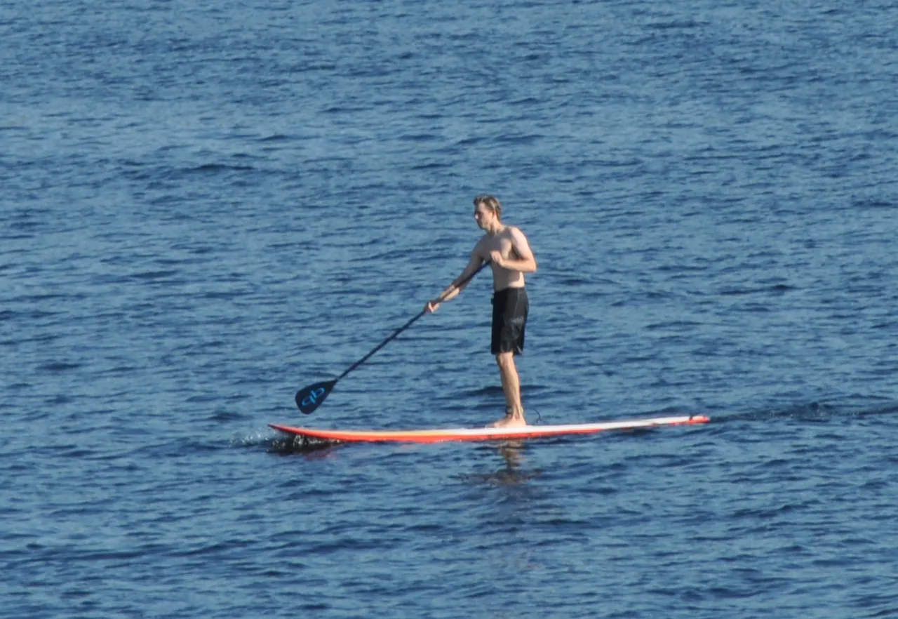 Stand-Up-Paddeln auf einem See (Symbolbild)