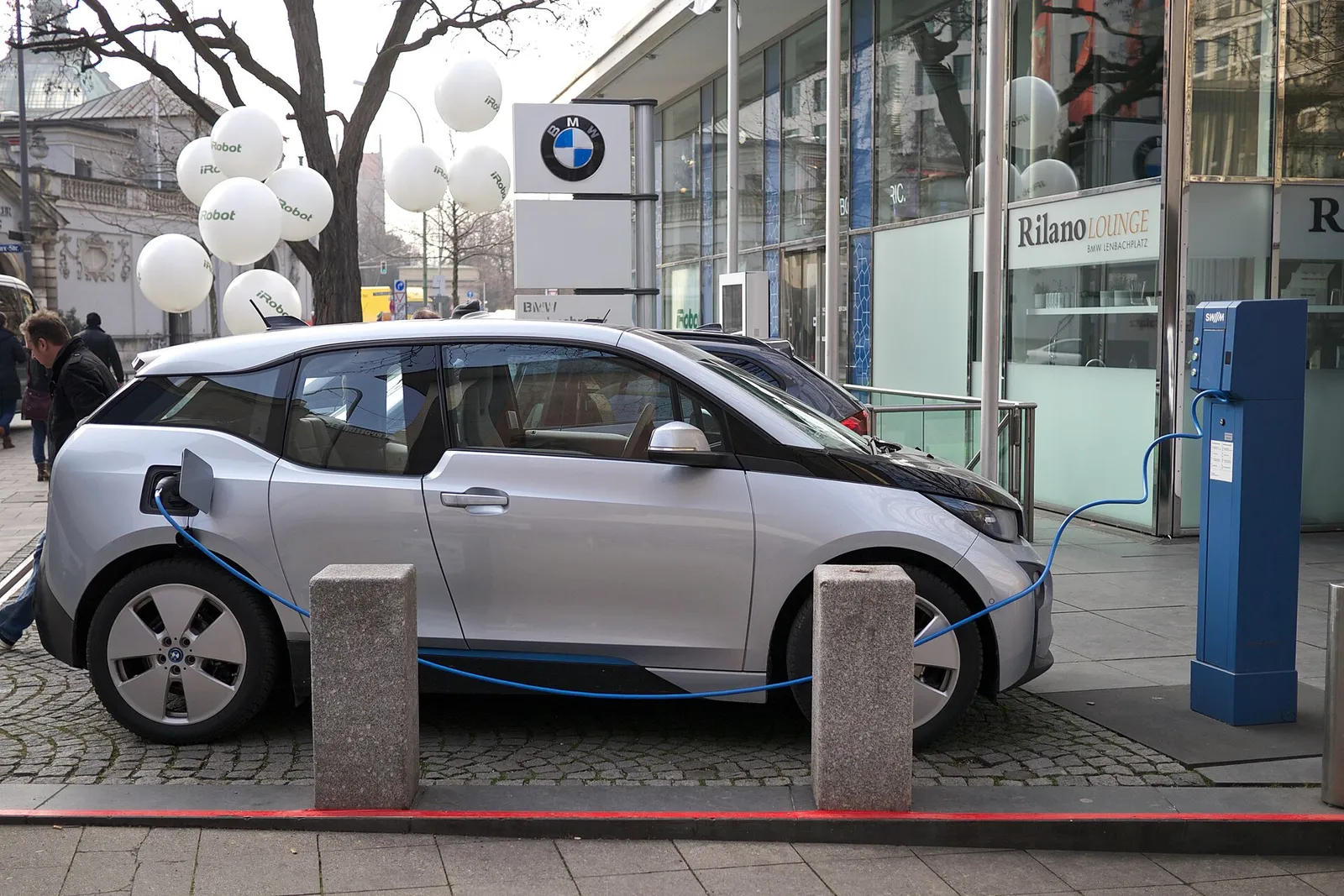 Ein Elektroauto von BMW an einer Ladestation (Symbolbild)
