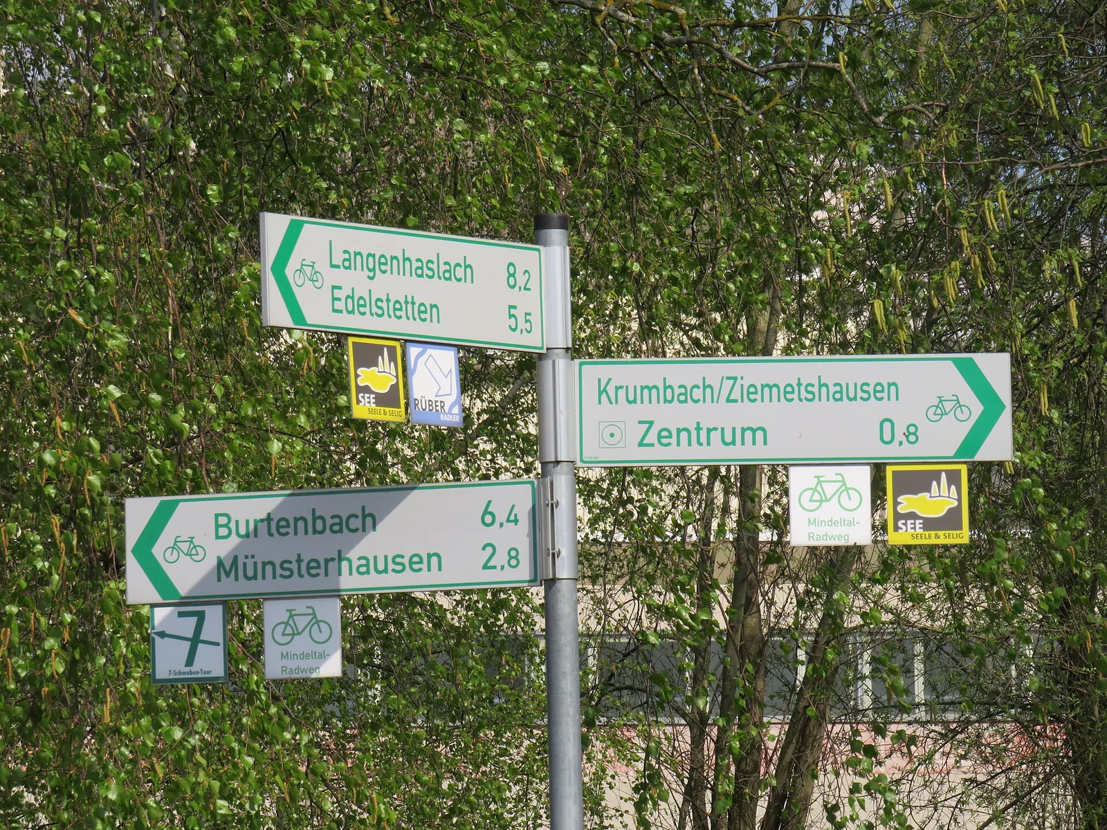 Ein Radweg durch die Landschaft (Symbolbild)